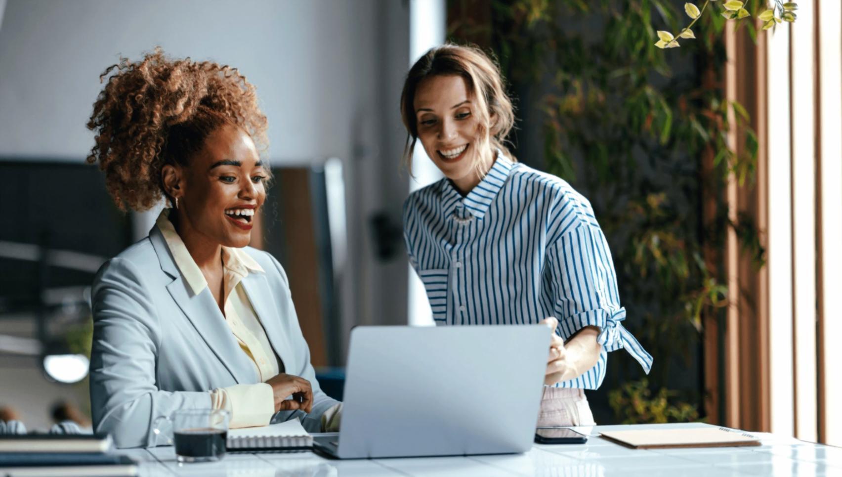 Team bei der Webinar-Vorbereitung